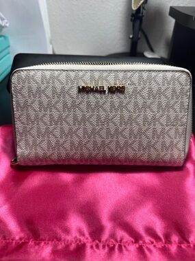 Michael Kors Vanilla MK Logo Zip Around Wallet NWT Perfect Mother’s Day Gift
